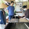 Nghề làm giấy dó được giới thiệu tại Khu du lịch Một thoáng Việt Nam. (Ảnh: Mỹ Phương/TTXVN)