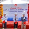 Lãnh đạo tỉnh Cà Mau cùng đại điện chủ đầu tư thực hiện nghi thức khởi công dự án. (Ảnh: Huỳnh Anh/TTXVN)