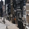Cảnh vắng lặng và ảm đạm tại một điểm du lịch ở Chester, Anh do dịch COVID-19. (Ảnh: THX/TTXVN)