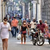 Người dân đeo khẩu trang phòng dịch COVID-19 khi mua sắm trên một tuyến phố ở La Habana, Cuba. (Ảnh: AFP/TTXVN)