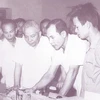 Bộ trưởng Trần Quốc Hoàn kiểm tra một số cải tiến kỹ thuật máy thông tin liên lạc của cán bộ, chiến sỹ Phòng 2, Cục KG2, ngày 9/10/1979. Ảnh tư liệu. (Nguồn: cand.com.vn)