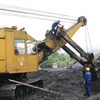 Công nhân Công ty than Núi Hồng bảo dưỡng thiết bị khai thác than. (Ảnh: Hoàng Nguyên/TTXVN)