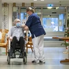 Tiêm chủng vắcxin ngừa COVID-19 tại một viện dưỡng lão ở Nykoping, Thụy Điển, ngày 27/12/2020. (Ảnh: AFP/TTXVN)