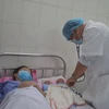 Bác sỹ thăm khám cho sản phụ và hai bé sơ sinh. (Nguồn: thanhnien.vn)