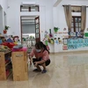 Giáo viên trường mầm non Thanh Bình, phường Thanh Bình, thành phố Hải Dương, vẫn đến trường để thực hiện vệ sinh trường lớp, đảm bảo công tác phòng chống dịch COVID-19. (Ảnh: Mạnh Minh/TTXVN)