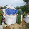 Lực lượng công an kiểm tra, xác minh số chất thải xuống khu vực bãi rác, thuộc Tiểu khu Vũ Yên, thị trấn Nông Cống, tỉnh Thanh Hóa. (Ảnh: Trịnh Duy Hưng/TTXVN)