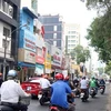 Đường Nguyễn Thị Minh Khai, TP.HCM, được gắn bảng thông báo giám sát và xử phạt vi phạm giao thông bằng camera. (Ảnh: Tiến Lực/TTXVN)
