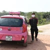 Một trong 2 xe ôtô đưa người từ Quảng Ninh về Hải Phòng bằng đường tắt bị phát hiện. (Nguồn: thanhnien.vn)