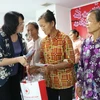 Phó Chủ tịch nước Đặng Thị Ngọc Thịnh tặng quà Tết cho hộ nghèo ở huyện Đức Hòa, tỉnh Long An. (Ảnh: Bùi Giang/TTXVN)