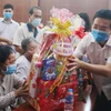 Trưởng Ban Tuyên giáo Trung ương Võ Văn Thưởng trao quà Tết cho gia đình chính sách tại huyện Long Thành, tỉnh Đồng Nai. (Ảnh: Công Phong/TTXVN)