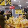 Quản lý thị trường tỉnh Lai Châu kiểm tra hàng hóa tại các siêu thị trên địa bàn. (Ảnh: Nguyễn Oanh/TTXVN)
