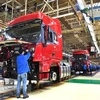 Công nhân làm việc tại dây chuyền sản xuất xe tải hạng nặng của Tập đoàn sản xuất ôtô Thiểm Tây, Trung Quốc. (Ảnh: THX/TTXVN)