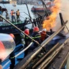 Các lực lượng chức năng nỗ lực khống chế vụ cháy 3 tàu cá tại âu thuyền Thọ Quang, thành phố Đà Nẵng. (Ảnh: Trần Lê Lâm/TTXVN)