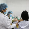 Tiêm mũi vắcxin đầu tiên ngừa COVID-19 Nano Covax nhóm liều 50mcg cho tình nguyện viên nữ. (Ảnh: Diệp Trương/TTXVN)