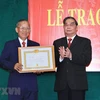 Ông Lê Hồng Anh, Ủy viên Bộ Chính trị, Thường trực Ban Bí thư trao Huy hiệu 50 năm tuổi Đảng cho ông Trương Vĩnh Trọng, ngày 16/7/2015, tại Hà Nội. (Ảnh: Doãn Tấn/TTXVN)