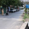 Giám sát đường vào xã Hoa Động, huyện Thủy Nguyên, nơi bệnh nhân sinh sống. (Ảnh: Hoàng Ngọc/TTXVN)