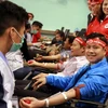 Đông đảo cán bộ, đoàn viên thanh niên tham gia hiến máu. (Ảnh: Huỳnh Ngọc Sơn/TTXVN)