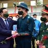 Bí thư Thành ủy Hà Nội Vương Đình Huệ tặng hoa, động viên các tân binh lên đường nhập ngũ. (Ảnh: TTXVN)