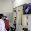 Bí thư Thành ủy Đà Nẵng Nguyễn Văn Quảng kiểm tra công tác điều trị cho bệnh nhân mắc COVID-19 tại Bệnh viện Phổi Đà Nẵng qua màn hình camera giám sát. (Ảnh: Trần Lê Lâm/TTXVN)