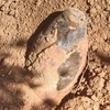 Quả bom được phát hiện khi người dân đào móng làm nhà. (Ảnh: TTXVN phát)