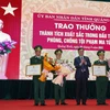 Chủ tịch UBND tỉnh Quảng Bình Trần Thắng trao thưởng cho tập thể, cá nhân trong đấu tranh chuyên án QB 221 về tội phạm ma túy. (Ảnh: Đức Thọ/TTXVN)