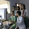 Phó Giáo sư, Tiến sỹ Trương Thanh Hương cùng trao đổi chuyên môn với chuyên gia nước ngoài. (Nguồn: suckhoedoisong.vn)