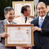 Thủ tướng Nguyễn Xuân Phúc trao tặng danh hiệu Nghệ sỹ Nhân dân cho diễn viên Trần Hạnh. (Ảnh: TTXVN)