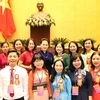 Chủ tịch Quốc hội Nguyễn Thị Kim Ngân với các nữ giáo viên, nhà quản lý giáo dục tiêu biểu tại buổi gặp mặt nhân kỷ niệm 38 năm Ngày Nhà giáo Việt Nam năm 2020. (Ảnh: Trọng Đức/TTXVN)