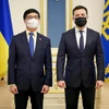 Đại sứ Nguyễn Hồng Thạch và Tổng thống Ukraine Volodymir Zelenskyi. (Ảnh: Đại sứ quán Việt Nam tại Ukraine cung cấp)