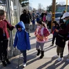 Các nhân viên của trường chào đón các học sinh tại Trường Tiểu Học Newhall ở Santa Clarita, California. (Nguồn: nytimes.com)