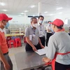 Đoàn công tác kiểm tra tại căngtin Công ty may mặc Kwong Lung Meko. (Ảnh: Ánh Tuyết/TTXVN)