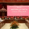 Các đại biểu biểu quyết thông qua chương trình Hội nghị lần thứ ba, Ban Chấp hành Đảng bộ thành phố Hà Nội khóa XVII. (Ảnh: Văn Điệp/TTXVN)