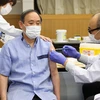 Thủ tướng Nhật Bản Yoshihide Suga tiêm mũi thứ nhất vaccine ngừa COVID-19 tại một bệnh viện ở Tokyo, ngày 15/3. (Nguồn: japantimes)