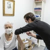 Tiêm vaccine ngừa COVID-19 cho người dân tại Hauts-de-France, Pháp. (Ảnh: THX/TTXVN)