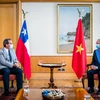 Ngoại trưởng Chile Andres Allamand trao đổi với Đại sứ Nguyễn Ngọc Sơn tại Lễ kỷ niệm. (Ảnh: TTXVN phát)