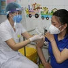 Tiêm vaccine phòng COVID-19 tại Hải Dương. (Ảnh: Mạnh Minh/TTXVN)