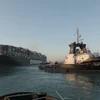 Tàu cứu hộ nỗ lực giải cứu tàu chở hàng Ever Given mắc cạn tại Kênh đào Suez, Ai Cập, ngày 29/3/2021. (Ảnh: THX/TTXVN)