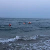 Lực lượng chức năng tham gia tìm kiếm nam sinh mất tích tại biển Cửa Việt vào chiều tối 3/4. (Nguồn: Người lao động)