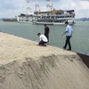 Một vụ vận chuyển cát vi phạm ở tỉnh Quảng Ninh. (Nguồn: haiquanonline)