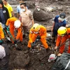 Lực lượng cứu hộ tìm kiếm nạn nhân tại hiện trường vụ sạt lở đất do mưa lớn ở Đông Flores, Indonesia ngày 5/4. (Ảnh: AFP/TTXVN)