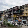 Theo số liệu tổng hợp của Bộ Xây dựng, hiện nay, tại các đô thị trên cả nước có khoảng 2.500 khối nhà chung cư cũ được xây dựng từ trước năm 1994 với hơn 100.000.000 hộ dân đang sinh sống. (Ảnh: Hùng Nguyễn/Vietnam+)