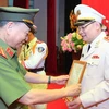 Thừa ủy quyền của Chủ tịch nước, Bộ trưởng Tô Lâm trao Quyết định cho Trung tướng Tô Ân Xô. (Nguồn: cand.com)