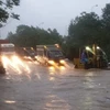 Sau trận mưa lớn kéo dài đêm qua, nhiều phương tiện rạng sáng nay đã gặp khó khăn khi di chuyển qua 2 bên đoạn đường gom Đại lộ Thăng Long. (Nguồn: dantri)