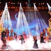 Tiết mục biểu diễn nghệ thuật của Nhà hát ca múa nhạc dân gian Việt Bắc tại Lễ khai mạc chương trình. (Ảnh: Hoàng Nguyên/TTXVN)