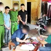 Lực lượng Công an thành phố Đồng Hới khám xét và thu giữ hơn 1.400 viên ma túy tại nhà riêng của đối tượng Hoàng Tấn Luyến. (Ảnh: TTXVN phát)
