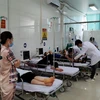 Các bệnh nhân đang được cấp cứu tại Bệnh viện Đa khoa Hữu Nghị 103 Yên Bái vào lúc 10 giờ 30 phút ngày 23/4. (Nguồn: laodong)