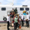 Tàu đưa du khách đến với đảo Phú Quý. (Ảnh: Nguyễn Thanh/TTXVN)