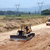 Thi công phần đường tại gói thầu số 8 trên địa bàn tỉnh Thừa Thiên-Huế thuộc gói Cao tốc Bắc Nam phía đông đoạn Cam Lộ-La Sơn. (Ảnh: Huy Hùng/TTXVN)