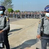 Cảnh sát phong tỏa tuyến đường dẫn tới tòa nhà Quốc hội ở thủ đô Naypyidaw ngày 29/1/2021. (Ảnh: AFP/TTXVN)