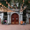 Trong ảnh Đền Mẫu ở thành phố Hưng Yên đóng cửa trong sáng 1/5. (Ảnh: Đinh Tuấn/TTXVN)